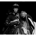 本田圭佑&ldquo;独特衣装&rdquo;でCM出演、バキバキな肉体チラ見せ