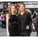 アンジェリーナ・ジョリー、両手の中指に&ldquo;謎のタトゥー&rdquo;