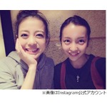 「すっぴんでもかわゆいともちん」あびる優がツーショット写真。