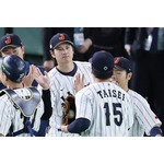 チームメートを迎える大谷　野球