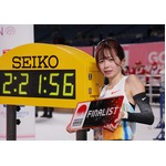 撮影に応じる佐藤