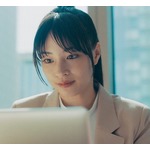 広瀬すず&ldquo;三井のすずちゃん&rdquo;新作でキリッとした通勤スタイル