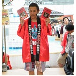 岡村がめちゃイケ初DVD手売り、お台場合衆国で熱心なファンと握手。