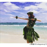 桐谷美玲、絶景ビーチでフラダンス