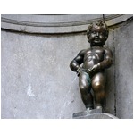 美女狙う&ldquo;小便引っかけ&rdquo;続発、建物の窓から道路に向かい放尿か。