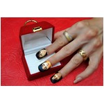 立体的な&ldquo;人面&rdquo;ネイルチップ、指先にリアルな恋人やペットの姿を。