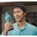 阿部寛、「やかんの濃麦茶」CMで&ldquo;重厚感ある歌声&rdquo;披露