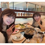 安めぐみ、&ldquo;雰囲気似てる&rdquo;山口もえと仲良し火鍋ショット