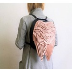 ファンタジーな「翼のレザーリュック」