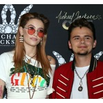 故マイケル・ジャクソンの長男、8年の交際実らせ婚約発表「愛しているよ、ベイビー」