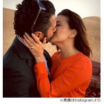 「デス妻」人気女優が婚約発表、恋人のTV局社長と&ldquo;砂漠キス&rdquo;で報告。