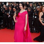 パリで覆面強盗団が女優襲撃、顔殴られる