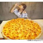 にこるんが食べているピザが巨大すぎる