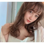シースルーシャツはだけた小松彩夏、大胆な&ldquo;肩見せ&rdquo;ショット
