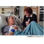 &ldquo;死ぬ前に&rdquo;病床で妻に贈る歌、2人見つめ合い愛を確かめ合う夫婦。