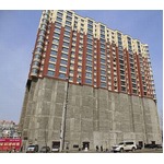 【写真】下部が&ldquo;要塞&rdquo;風のマンション、圧倒的な存在感も正体は不明。