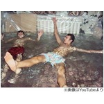 部屋をプールにした若者が炎上、水着姿で楽しむ写真をSNSに投稿・拡散。