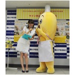 鷲見アナがフリフリエプロンに照れる、ナナナの初レシピ本イベントで。