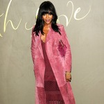 ナオミ・キャンベルが歩行困難、車いすや補助受ける姿の目撃談相次ぐ。