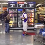 空飛ぶじゅうたんに乗る男出現、「新しい世界！」「浮いて&hellip;ない」。