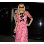 パリス・ヒルトンに非難囂々「最低」「無知」、大規模山火事のマウイ島でバカンス