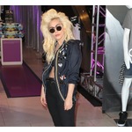 ガガ、命日にエイミー・ワインハウス偲ぶ