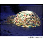 色鮮やかな&ldquo;氷のかまくら&rdquo;、150時間かけたカップルの力作が話題に。