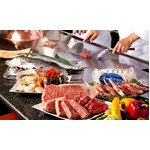 フォアグラも食べ放題の鉄板焼、豪華食材をシェフが目の前で焼き上げる。