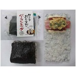 ファミマがにぎらないおむすび、具材たっぷりの「サンドおむすび」。