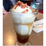 米デニーズに&ldquo;ベーコンパフェ&rdquo;現る、ベーコン祭の目玉メニューのお味は？