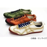 ガンダムモチーフのシューズ、プラモデル製作の技法も取り入れる。