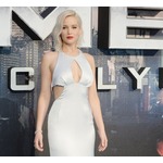 ジェニファー・ローレンス、神聖な石でお尻掻く