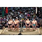 あいさつする八角理事長