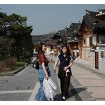 新山千春が&ldquo;韓国のカフェ巡り&rdquo;、18歳娘・もあとのツーショットも