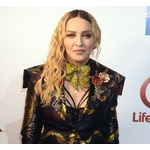 2パック、マドンナとの別れは「白人だから」