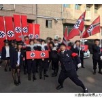 ナチス軍服着た高校生が行進、学校行事に非難