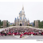 シンデレラ城前にミッキー＆ミニーの仮装500人