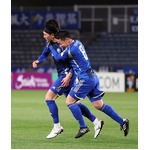 祝福される中村　ＡＣＬサッカー