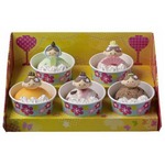 サーティワンのひなだんかざり、お内裏さまとお雛さま＆三人官女並ぶ。