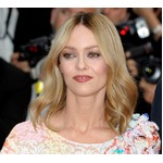 「暴力ない」デップ裁判で元恋人が援護射撃へ