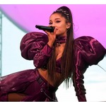 アリアナ・グランデ「私は唇をいじってる」涙ながらにプチ整形を告白