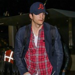 アシュトン・カッチャーの不満「男性トイレにオムツ交換台がない！」。