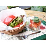 モスがトマトで挟んだバーガー、LLサイズトマトを丸ごと1個食べられる。