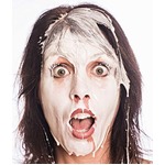 バストから白い液飛ばす女強盗、警察も「異常な犯罪」と驚き隠せず。