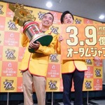 小島よしお仲間がコント日本一、大学時代からお笑いサークルで一緒。