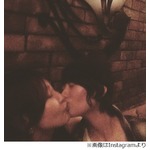 真木よう子とYOUが&ldquo;濃厚キス&rdquo;、Instagram投稿の大胆な写真に大反響。