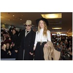 デップが婚約者と手繋ぎ来日、羽田空港には約1,000人のファンが集結。