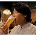 &ldquo;16年来の親交&rdquo;中村倫也と堤真一、「キリン一番搾り生ビール」CMで初共演