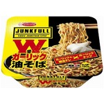 ジャンク感満点のカップ油そば、醤油ダレと具材にガーリックたっぷり。