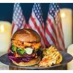 クリスマスメニューを一口で頬張るバーガー